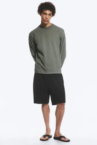 Afslappet langærmet T-shirt – støvet khakigrøn