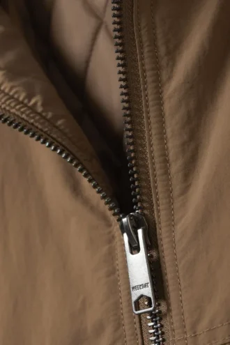 Afslappet nylon-bomberjakke – støvet brun
