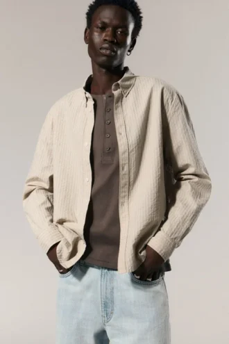 Afslappet stribet skjorte med knapper – stribet beige