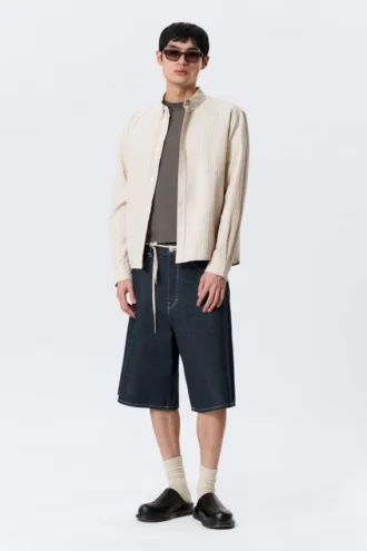 Afslappet stribet skjorte med knapper – stribet beige