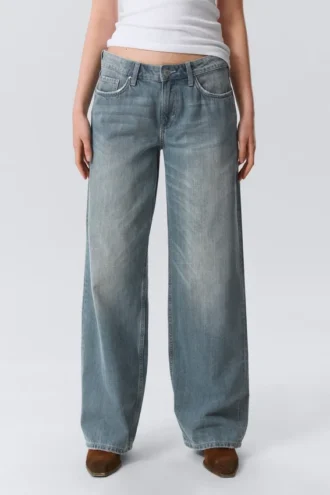 Ample lavtaljede, løse Jeans med brede ben – Gloria Blue – mellemblå