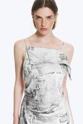 Asymmetrisk ærmeløs midi-kjole med cowl-hals – sort/hvid print