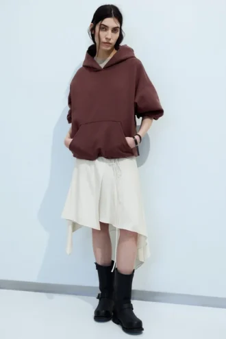 Asymmetrisk midi-nederdel med midhøj talje og viklelukning – lys beige