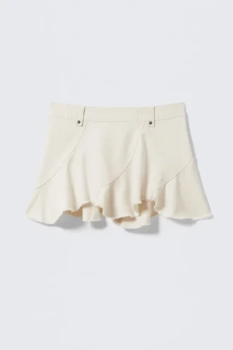 Asymmetrisk mini-twill-nederdel med flossede kanter – off-white