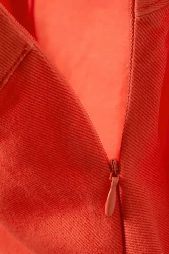 Asymmetrisk mininederdel i twill med flossede kanter – lys rød