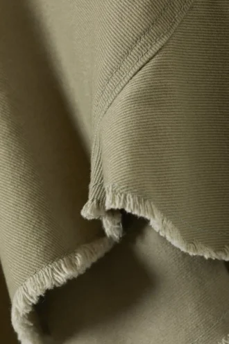 Asymmetrisk mininederdel i twill med flosset kant – khakigrøn