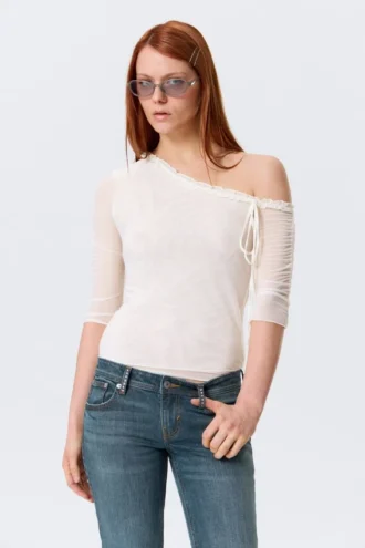 Asymmetrisk off-shoulder-top med trekvartærmer – hvid