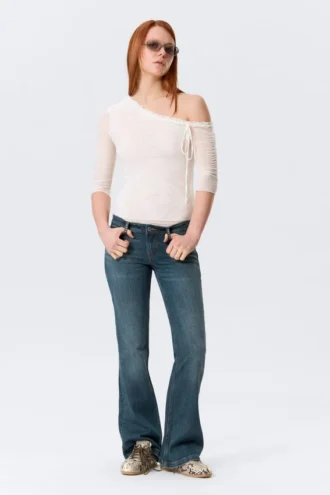 Asymmetrisk off-shoulder-top med trekvartærmer – hvid