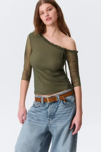 Asymmetrisk off-shoulder-top med trekvartærmer – khakigrøn