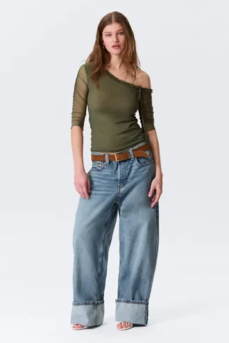Asymmetrisk off-shoulder-top med trekvartærmer – khakigrøn