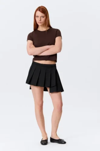 Asymmetrisk plisseret mini-wickelnederdel – sort