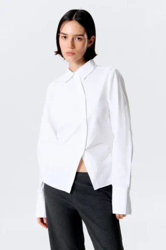 Asymmetrisk, tætsiddende poplin-skjorte – hvid
