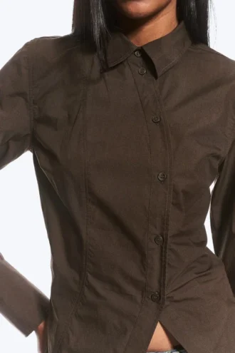 Asymmetrisk, tætsiddende poplin-skjorte – mørkebrun