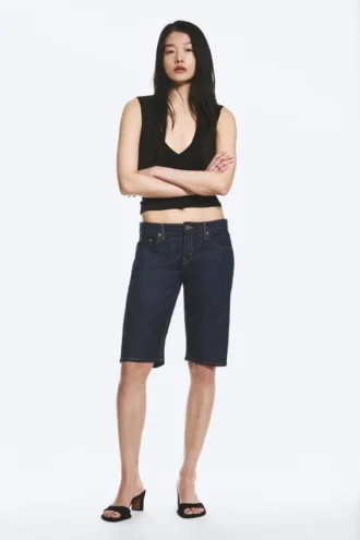 Atom lavtaljede, knælange denimshorts – Blue Rinse – mørkeblå