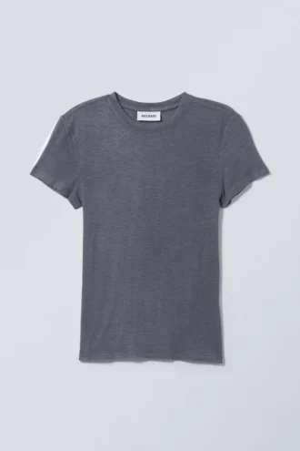 Blød, gennemsigtig, tætsiddende T-shirt – støvet blå