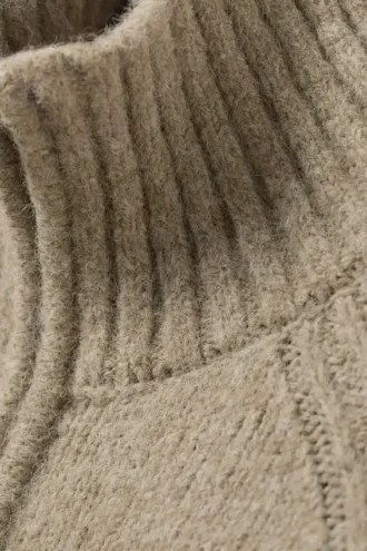 Blød, tætsiddende strikket Cardigan med lynlås – beige melange