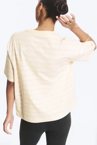 Boxy bomulds-T-shirt – lys beige – lilla striber