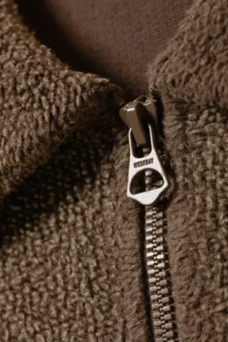 Boxy sweatshirt i fleece med halv lynlås – vasket mørkebrun