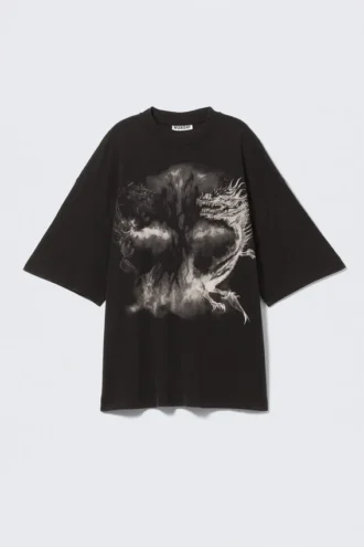 Bred, oversized T-shirt med print – Sort – Drage