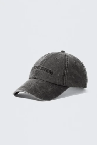 Broderet baseballkasket – vasket sort – Carpe Diem