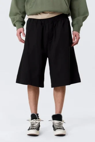 Chino-shorts med løs pasform og mellemhøj talje – sort