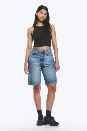 Curve højtaljede denimshorts med brede ben – Blue Horses – mellemblå