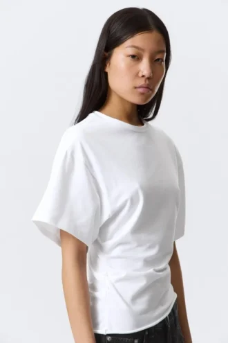 Draperet, tætsiddende T-shirt – hvid