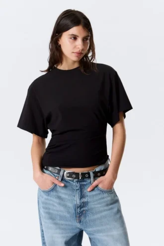 Draperet, tætsiddende T-shirt – sort