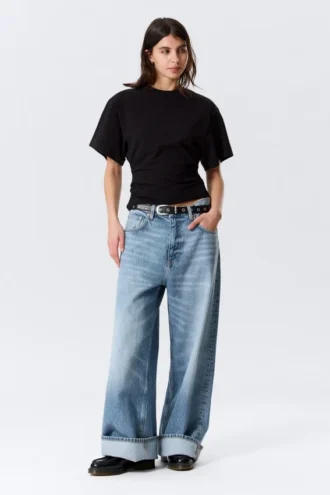 Draperet, tætsiddende T-shirt – sort