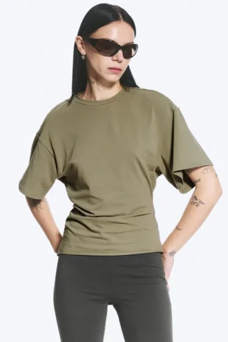 Draperet, tætsiddende T-shirt – støvet khakigrøn
