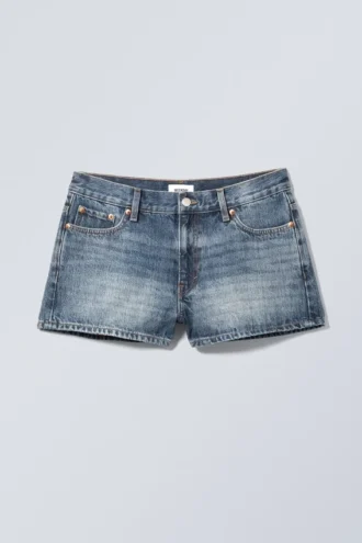 Duchess lavtaljede mini-denimshorts med slidt look – spinelblå