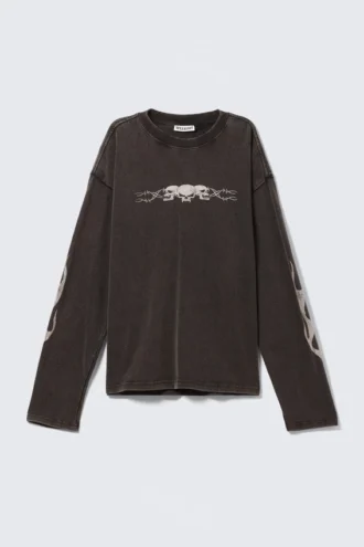 Fantastisk, boksformet t-shirt med print og lange ærmer – vasket sort – dødningehoved og flamme