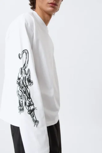 Fantastisk, boxy T-shirt med print og lange ærmer – hvid – Angry Panthers