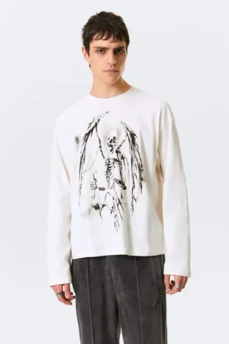 Fantastisk, boxy t-shirt med print og lange ærmer – hvid – Skeleton Angel