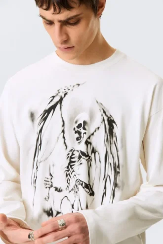 Fantastisk, boxy t-shirt med print og lange ærmer – hvid – Skeleton Angel