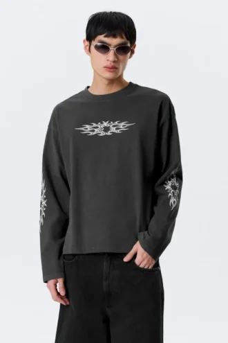 Fantastisk, boxy t-shirt med print og lange ærmer – mørkegrå – Air Flame
