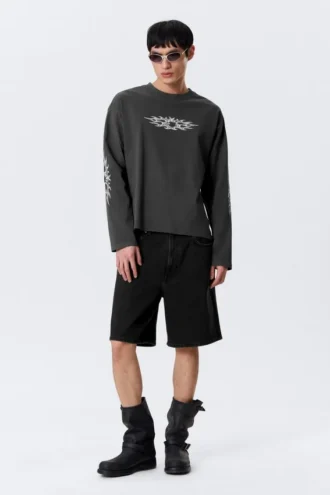 Fantastisk, boxy t-shirt med print og lange ærmer – mørkegrå – Air Flame