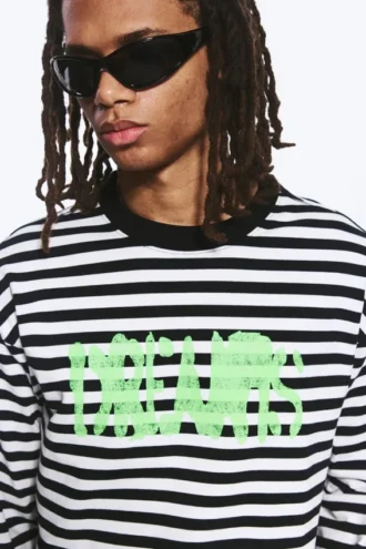 Fantastisk, løstsiddende t-shirt med print og lange ærmer – sort og hvid stribet – Dreams