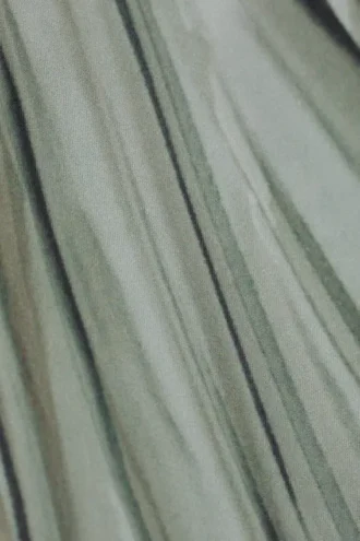 Gennemsigtig langærmet top med høj hals – Grøn trompe l’oeil-drapering