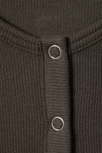Gennemsigtig ribbet langærmet Henley-top – mørkebrun