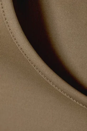 Glatt, tætsiddende toppe – mørk beige