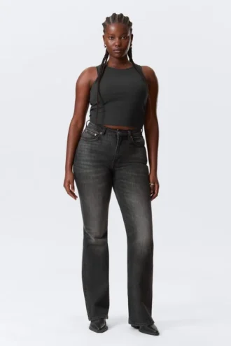 Glow Curve højtaljede jeans med almindelig pasform og udsvungne ben – Black Web – Sort