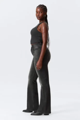 Glow Curve højtaljede jeans med almindelig pasform og udsvungne ben – Black Web – Sort