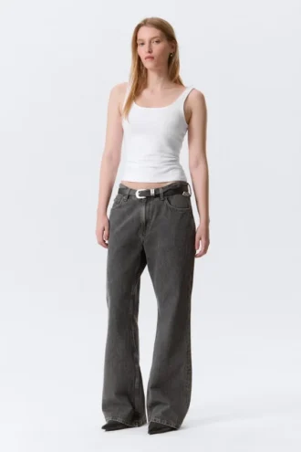 Helix lavtaljede jeans med afslappet pasform og udsvajede ben – Risso Black – Sort