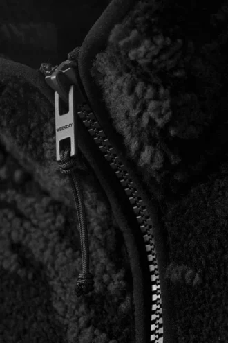 Jacquardmønstret jakke med lynlås og luv – sort – Tribal