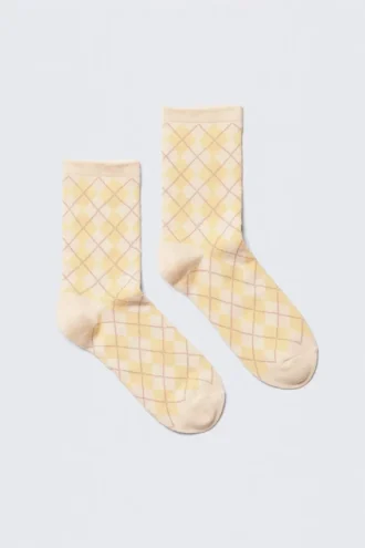 Jacquardstrikkede Argyle-strømper – Ecru & støvet gul Argyle