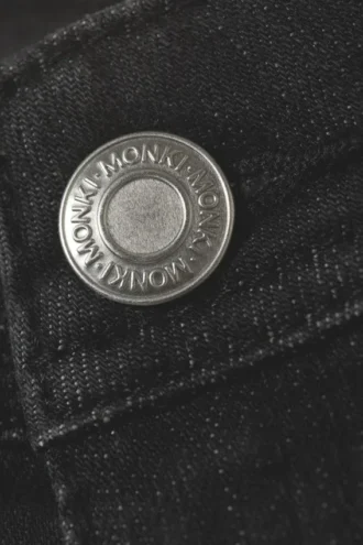 Jeans med lav talje, smal pasform og udsvajede ben – Blæksort – Sort