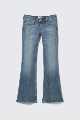 Jeans med lav talje, smal pasform og udsvungne ben – Radioblå – Mellemblå