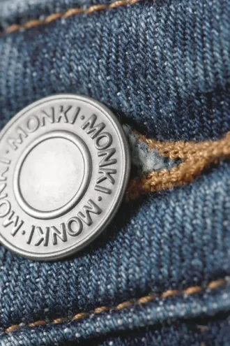 Jeans med lav talje, smal pasform og udsvungne ben – Radioblå – Mellemblå