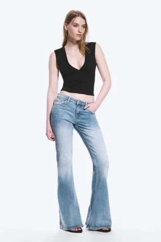 Katsumi lavtaljede Jeans med smalle, udsvungne ben – Climb Blue – Lys blå